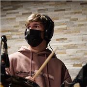Profesor de música i percusión moderna. Podria dar clases online i presenciales en algunos casos.